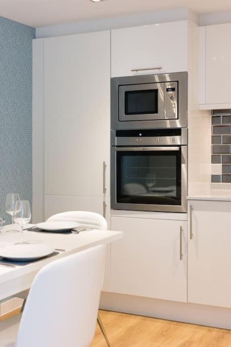 Stunning 2 Bed Apartment, Fabulous Sea View & 2 Minutes To Beach With Parking Bournemouth Zewnętrze zdjęcie