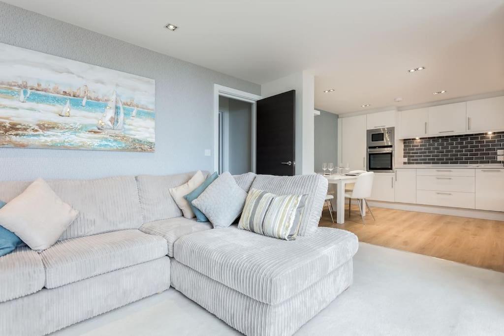 Stunning 2 Bed Apartment, Fabulous Sea View & 2 Minutes To Beach With Parking Bournemouth Zewnętrze zdjęcie