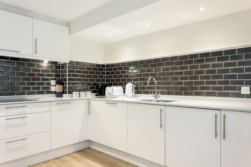 Stunning 2 Bed Apartment, Fabulous Sea View & 2 Minutes To Beach With Parking Bournemouth Zewnętrze zdjęcie