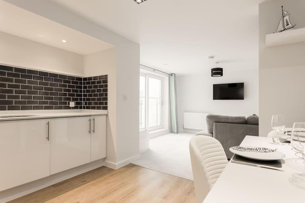 Stunning 2 Bed Apartment, Fabulous Sea View & 2 Minutes To Beach With Parking Bournemouth Zewnętrze zdjęcie