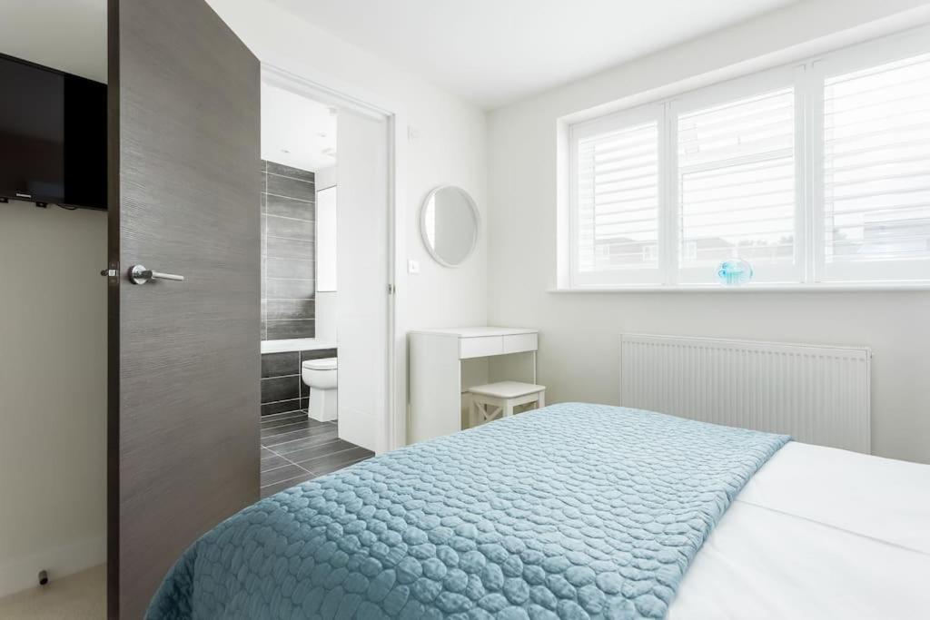 Stunning 2 Bed Apartment, Fabulous Sea View & 2 Minutes To Beach With Parking Bournemouth Zewnętrze zdjęcie