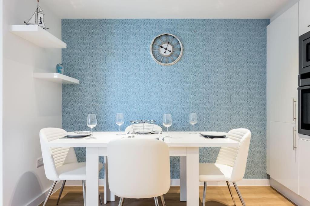 Stunning 2 Bed Apartment, Fabulous Sea View & 2 Minutes To Beach With Parking Bournemouth Zewnętrze zdjęcie